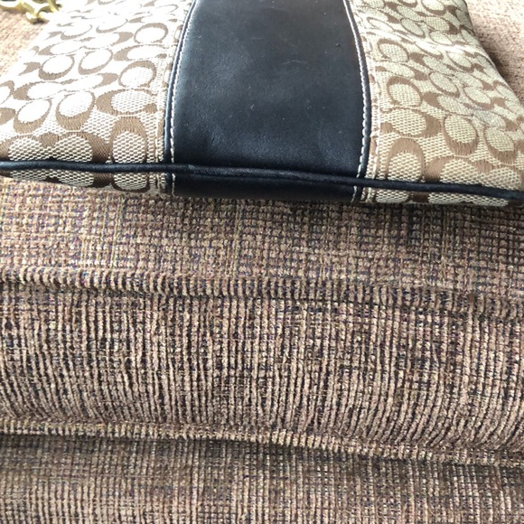 Coach crossbody. Traditional style. - Picture 3 of 6